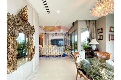 Luxurious Penthouse with Stunning BTS Asoke View