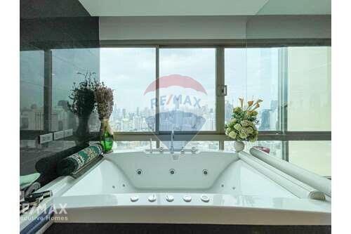 Luxurious Penthouse with Stunning BTS Asoke View