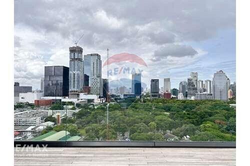 Magnificent Panoramic Views Condo  12 Mins to BTS Chit Lom  Near Lumpini Park