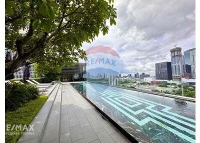 Magnificent Panoramic Views Condo  12 Mins to BTS Chit Lom  Near Lumpini Park