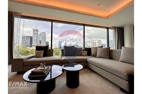 Magnificent Panoramic Views Condo  12 Mins to BTS Chit Lom  Near Lumpini Park