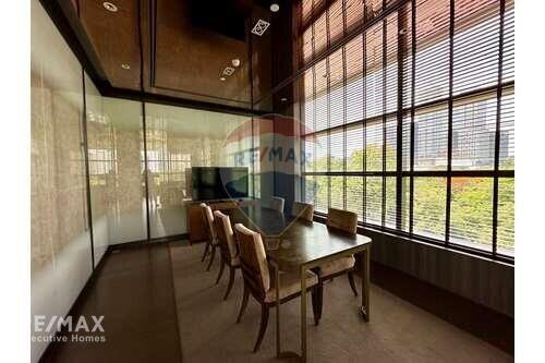 Magnificent Panoramic Views Condo  12 Mins to BTS Chit Lom  Near Lumpini Park