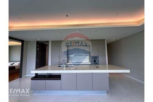 Magnificent Panoramic Views Condo  12 Mins to BTS Chit Lom  Near Lumpini Park