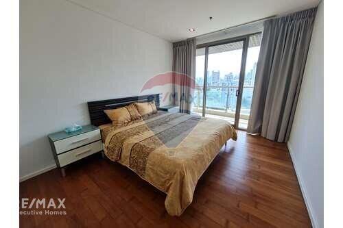 Pet-Friendly Condo with Stunning Park View  BKK City Center  BTS Asok 5 Mins Walk