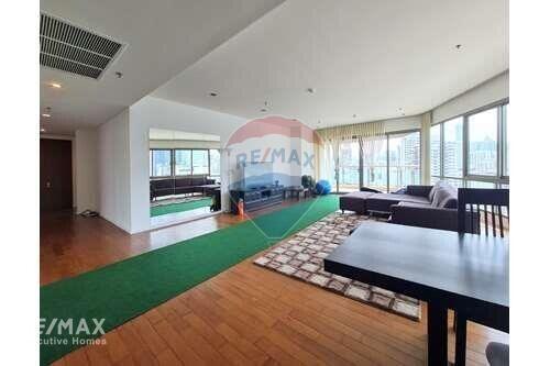 Pet-Friendly Condo with Stunning Park View  BKK City Center  BTS Asok 5 Mins Walk