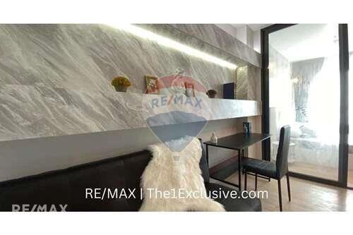 Spacious Condo for Sale near BTS Phloen Chit - Life One Wireless