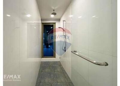 Pet-Friendly 2-Bedroom Condo Near BTS Asoke with Great View