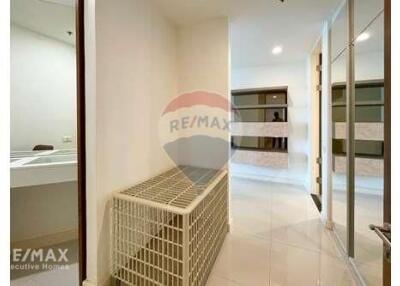 Pet-Friendly 2-Bedroom Condo Near BTS Asoke with Great View