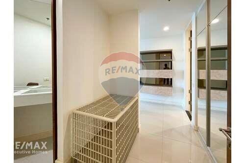 Pet-Friendly 2-Bedroom Condo Near BTS Asoke with Great View