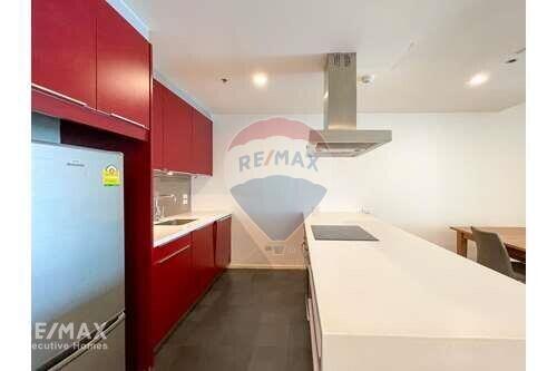 Pet-Friendly 2-Bedroom Condo Near BTS Asoke with Great View