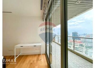 Pet-Friendly 2-Bedroom Condo Near BTS Asoke with Great View