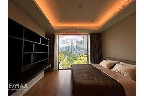 Luxurious Condo with Magnificent Panoramic Views of Lumpini Park, 12 Mins Walk to BTS Chit Lom