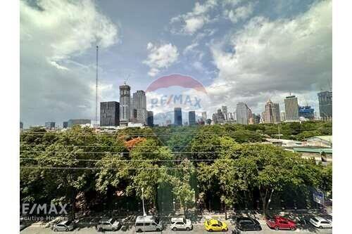 Luxurious Condo with Magnificent Panoramic Views of Lumpini Park, 12 Mins Walk to BTS Chit Lom