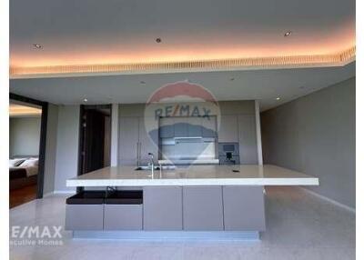 Luxurious Condo with Magnificent Panoramic Views of Lumpini Park, 12 Mins Walk to BTS Chit Lom