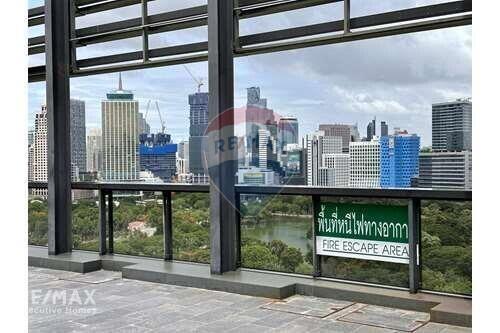 Luxurious Condo with Magnificent Panoramic Views of Lumpini Park, 12 Mins Walk to BTS Chit Lom