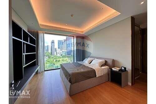 Luxurious Condo with Magnificent Panoramic Views of Lumpini Park, 12 Mins Walk to BTS Chit Lom