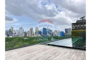 Luxurious Condo with Magnificent Panoramic Views of Lumpini Park, 12 Mins Walk to BTS Chit Lom