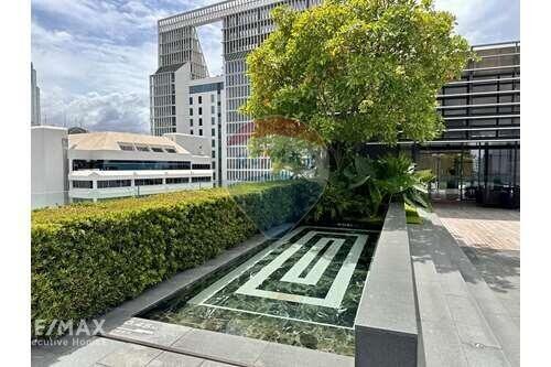 Luxurious Condo with Magnificent Panoramic Views of Lumpini Park, 12 Mins Walk to BTS Chit Lom