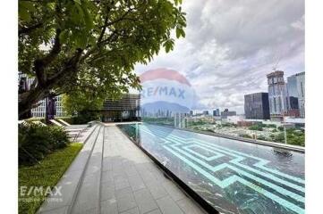 Luxurious Condo with Magnificent Panoramic Views of Lumpini Park, 12 Mins Walk to BTS Chit Lom