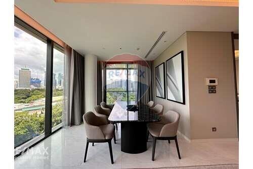 Luxurious Condo with Magnificent Panoramic Views of Lumpini Park, 12 Mins Walk to BTS Chit Lom