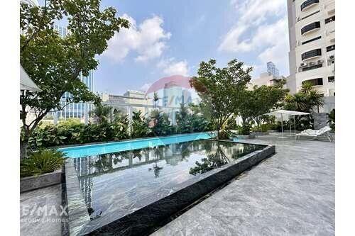 Luxurious Freehold Condo on Desirable Land Plot in Bangkok