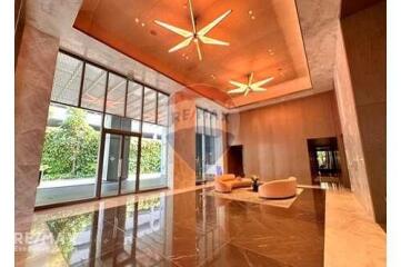 Luxurious Freehold Condo on Desirable Land Plot in Bangkok