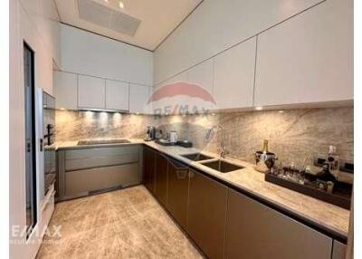 Luxurious Freehold Condo on Desirable Land Plot in Bangkok