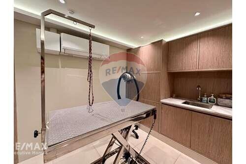 Luxurious Freehold Condo on Desirable Land Plot in Bangkok