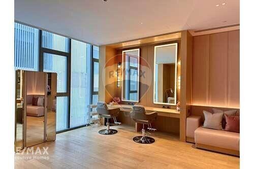 Luxurious Freehold Condo on Desirable Land Plot in Bangkok