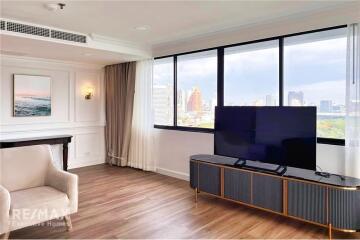 New 2-Bedroom Condo with Lake View Balcony near BTS Nana (9 Mins Walk)