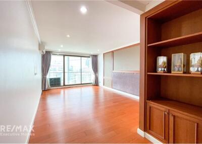 For Rent: Newly Renovated 2-Bedroom Condo with City View at The Lakes, 5 Mins Walk to BTS Asok