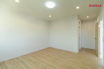 Unfurnished room with tiled floor and multiple ceiling lights