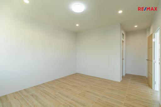 Unfurnished room with tiled floor and multiple ceiling lights