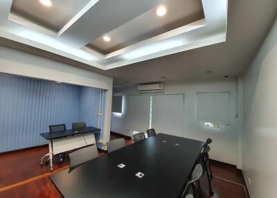 Modern conference room with large table and ceiling design