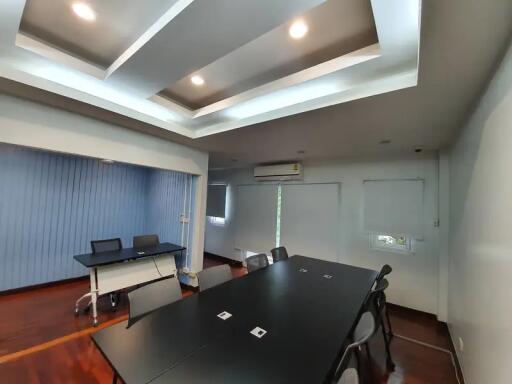 Modern conference room with large table and ceiling design