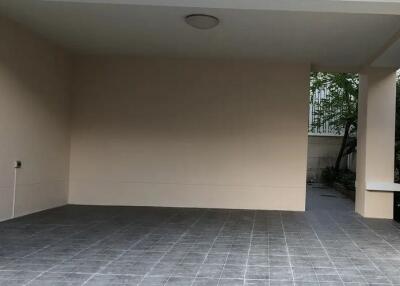 Spacious empty garage