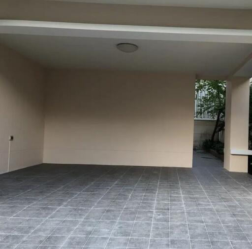 Spacious empty garage