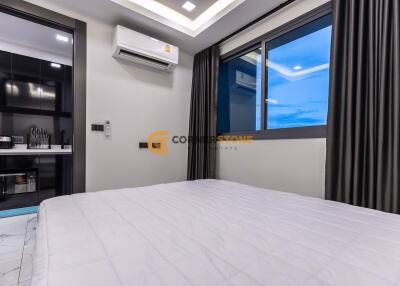 คอนโดนี้มี 1 ห้องนอน  อยู่ในโครงการ คอนโดมิเนียมชื่อ Arcadia Millennium Tower Pattaya 