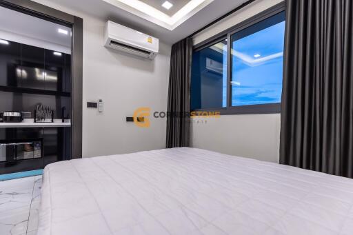 คอนโดนี้มี 1 ห้องนอน  อยู่ในโครงการ คอนโดมิเนียมชื่อ Arcadia Millennium Tower Pattaya 