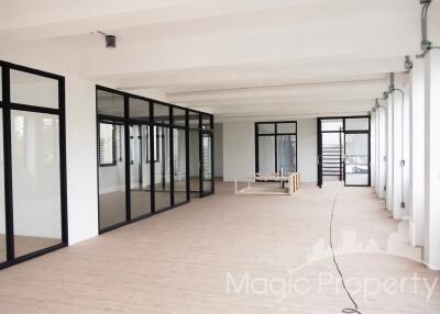 4 Floors Building For Rent in Town in Town, Wang Thonglang, Bangkok