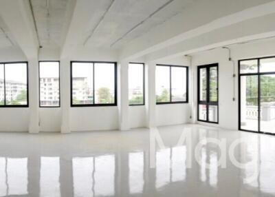 4 Floors Building For Rent in Town in Town, Wang Thonglang, Bangkok