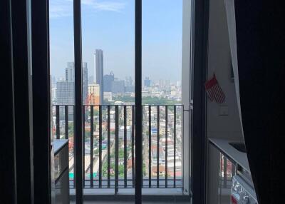 1-BR Condo at Whizdom Essence Sukhumvit near BTS Punnawithi