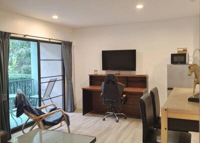 1-BR Serviced Apt. near MRT Khlong Toei