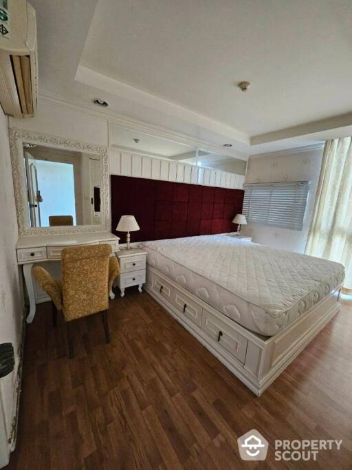 1-BR Condo at The Kris Ratchada 17 near MRT Sutthisan