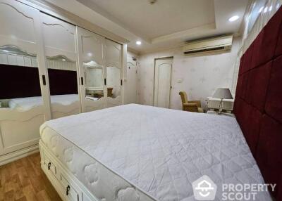 1-BR Condo at The Kris Ratchada 17 near MRT Sutthisan