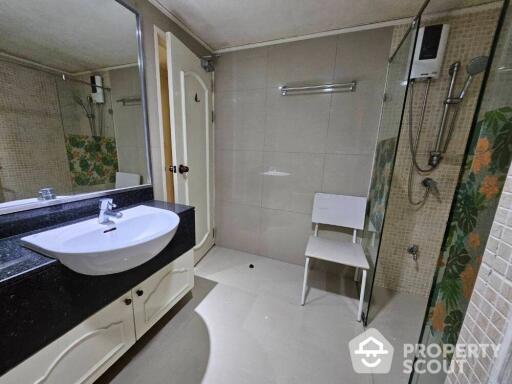 1-BR Condo at The Kris Ratchada 17 near MRT Sutthisan