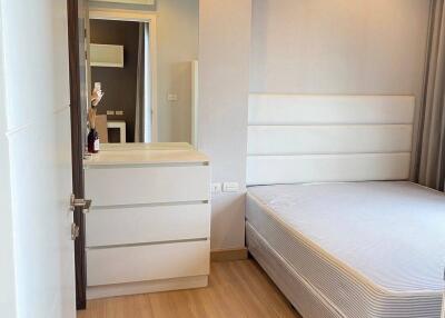 1-BR Condo at Urbano Absolute near BTS Krung Thon Buri