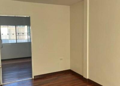 3-BR Townhouse near BTS Udom Suk