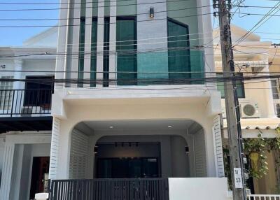 3-BR Townhouse near BTS On Nut