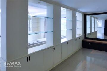 For Sale: Spacious 3-Bedroom Condo at Regent on the Park 2 in Sukhumvit 61  BTS Ekkamai 14 Mins Walk